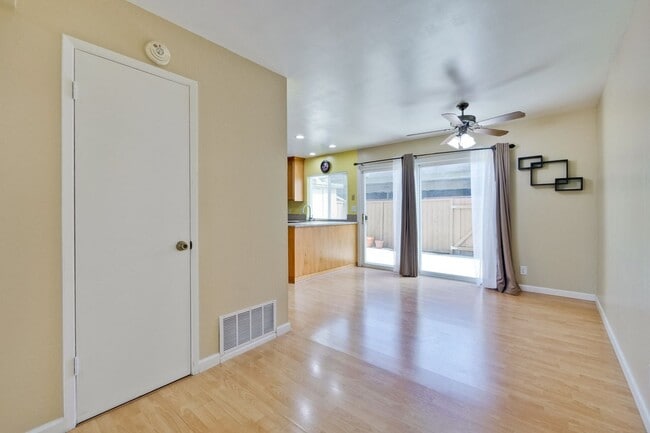 Building Photo - Beautiful 4 Bed 2.5 Bath Town Home in Fremont Northgate Area !