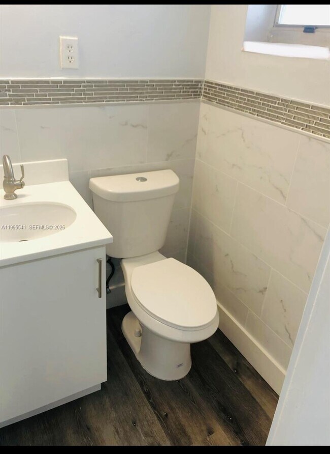 Building Photo - 1016 NE 17th Ave