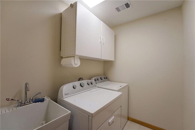 Building Photo - 127 Columbine Dr