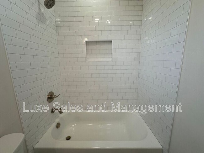 Building Photo - 911 NE 16th St