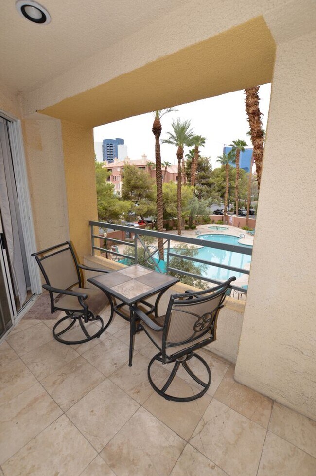 Building Photo - Meridian Fully Furnished Condo with Pool view.