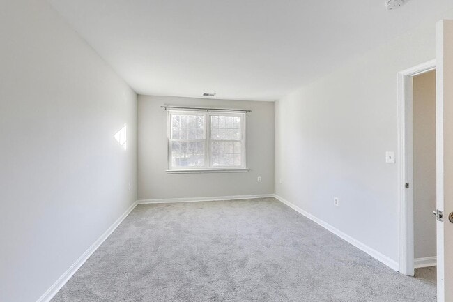 Building Photo - Clean & Fresh 2 + 2 close to METRO!