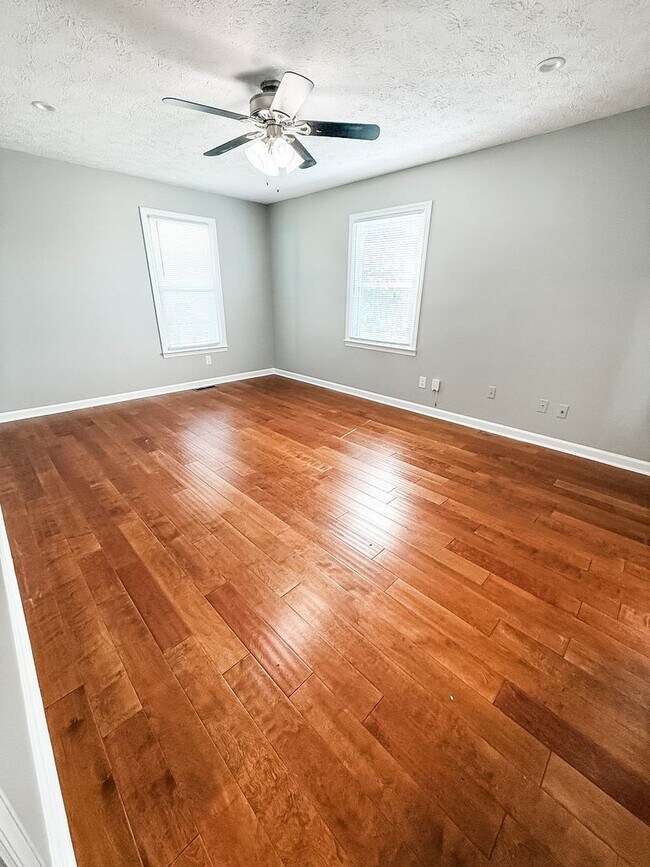 Building Photo - Charming Cape Cod in Halls