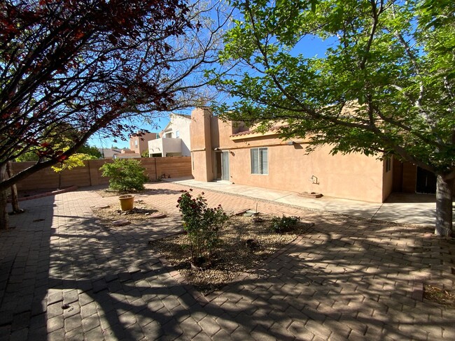 Building Photo - 3 Bedroom Single Story Home Available Near...