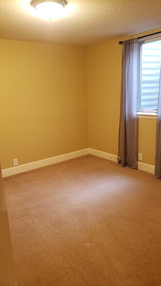 Comfy and clean bedrooms - 3250 Jasmine St