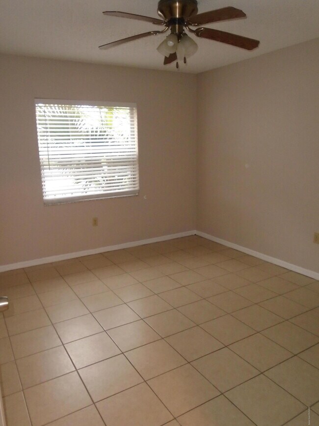 Building Photo - 255 Spring Dr
