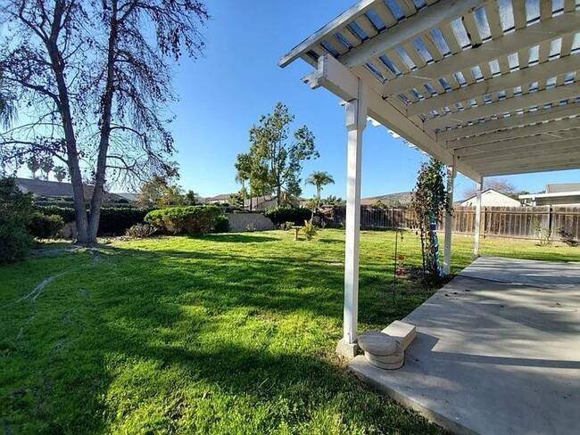 Building Photo - Move in Ready, single story 3 Bed / 2 Bath with Huge Backyard!