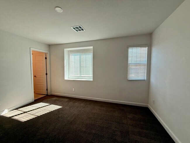 Building Photo - 3 BED 2.5 BATH 2 CAR GARAGE TOWNHOUSE w/ P...