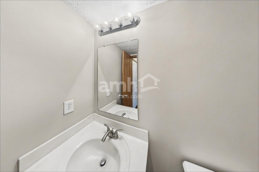 Building Photo - 825 Whitehead Dr