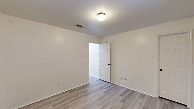 Building Photo - $1,950 + 2 WEEKS FREE RENT!!! HUGE CORNER ...