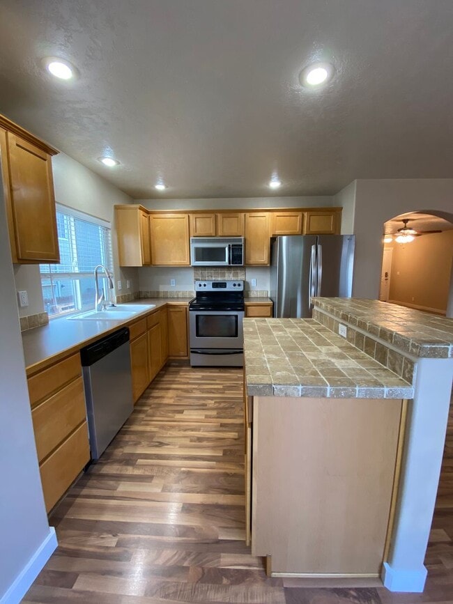 Building Photo - Lovely 4 Bedroom (+ Large bonus room) in B...