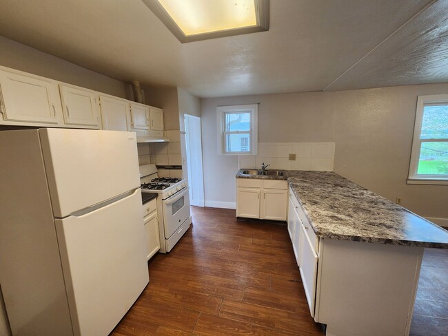 Building Photo - 3 bedroom Moline house with 2 car garage!