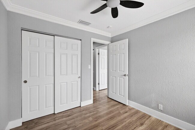 Building Photo - 5424 SW 44th Terrace