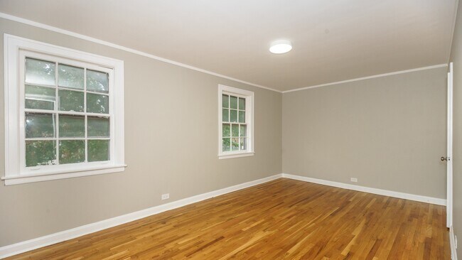 Building Photo - Discover Your Dream Home in Auburn Gresham!