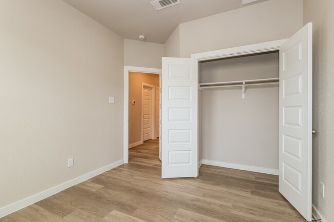 Building Photo - 18342 W Centro Cir