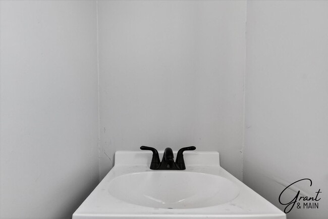 Building Photo - $1550 4 bedrooms