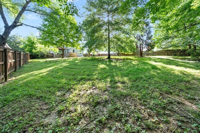 Building Photo - Pet Friendly Three Bedroom!