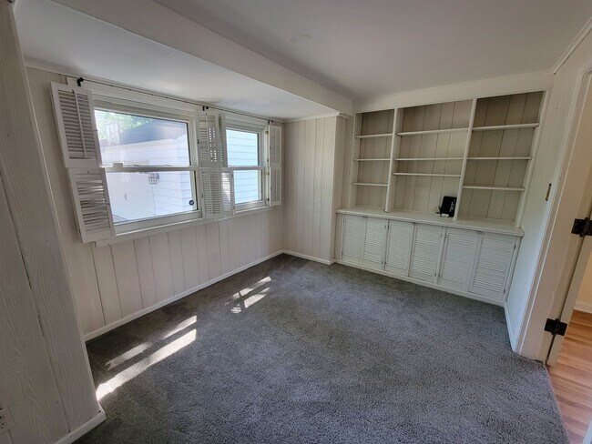 Building Photo - Large 4 bed, 1.5 bath, Over 2,000 square feet.