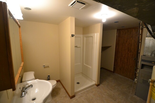 Building Photo - Remodeled 3-4 bedroom, open floor plan, Ne...