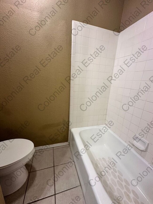 Building Photo - Spacious 2 Bed 2 Bath Duplex, washer/dryer...