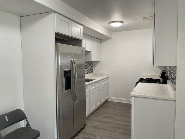 Building Photo - 16W525 Mockingbird Ln