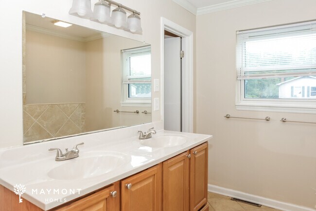 Building Photo - Charming Split-Level Home