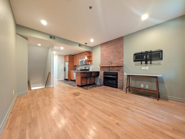 Building Photo - 128 Bright St