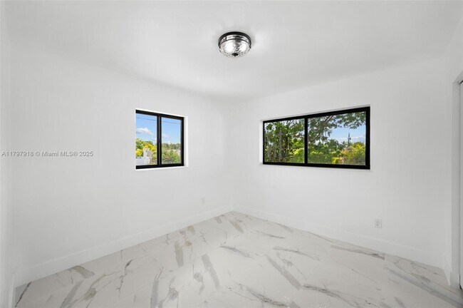 Building Photo - 1921 SW 84th Ct