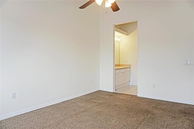 Building Photo - 215 Mango Dr