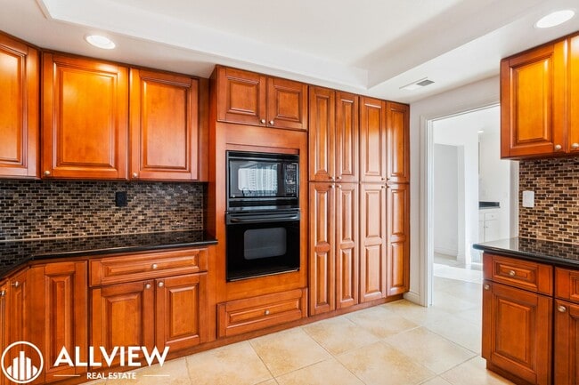 Building Photo - 3 Bedroom, 2 Bath Home Available In Jasmin...