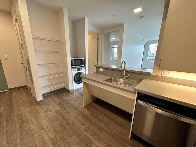 Building Photo - 409 Elm St