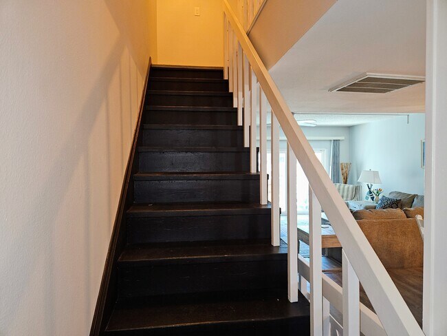 Building Photo - 255 Capri Cir N