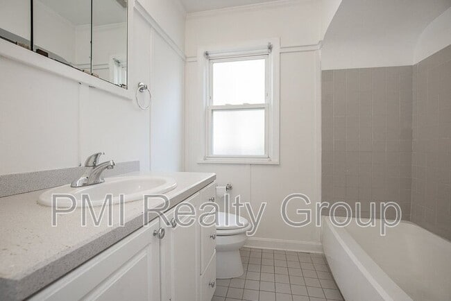 Building Photo - 1547 Sherbrook Rd