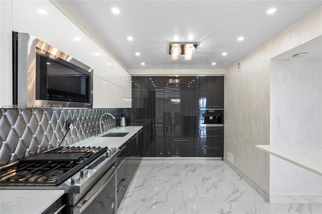 Building Photo - 2030 S Ocean Dr