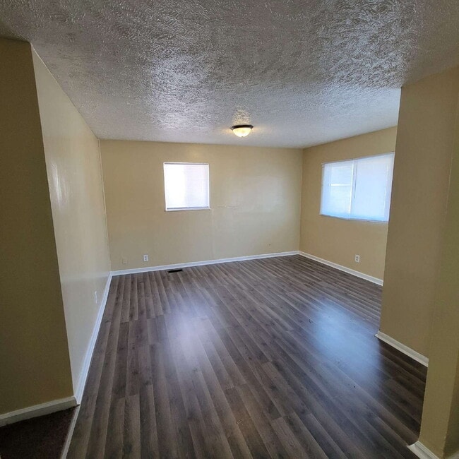 Building Photo - 4 Bedroom House!