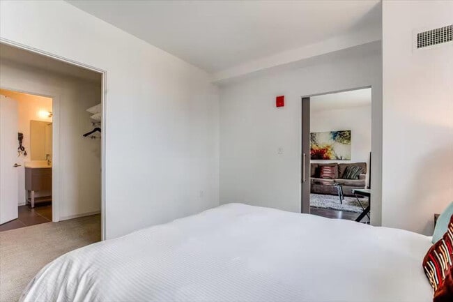 Building Photo - 300 Kendall St