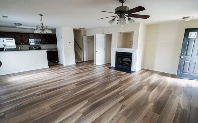 Building Photo - 3 Bedroom, 2 Bath End unit Townhome for Rent