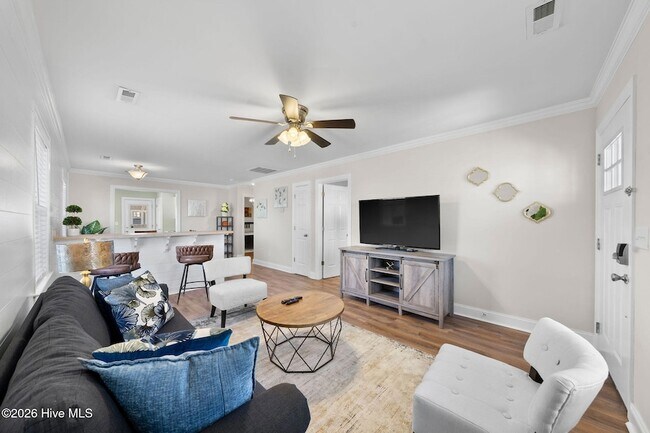 Building Photo - 720 Queen St