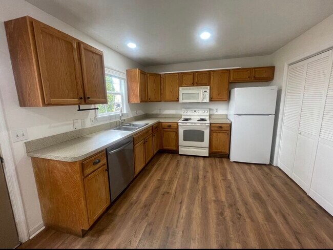 Building Photo - 100 Warren Cir