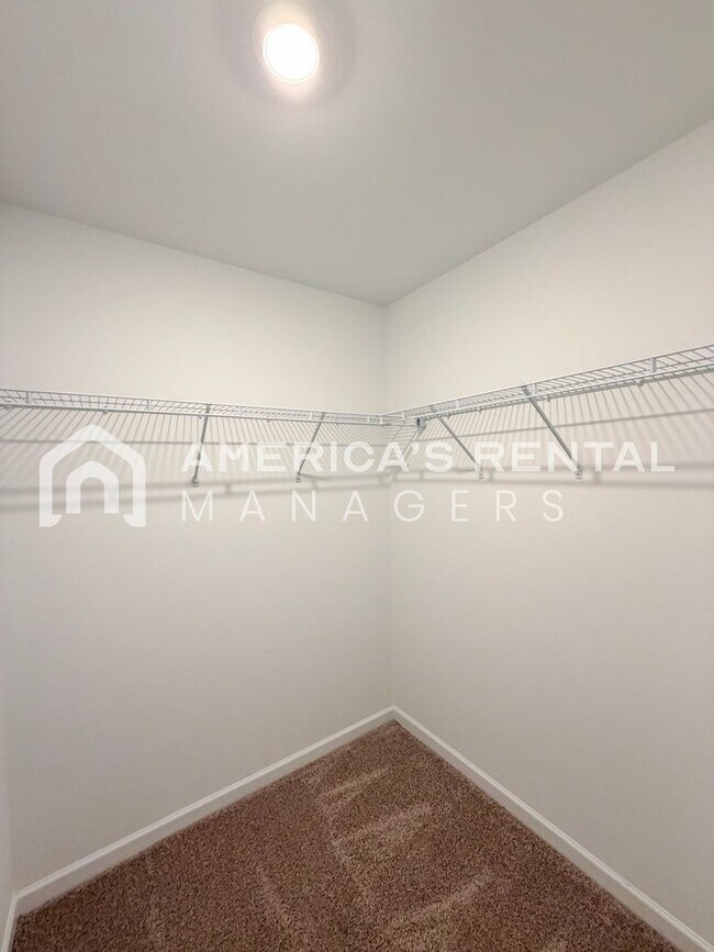 Building Photo - Bright and Spacious Lincoln Townhome for R...