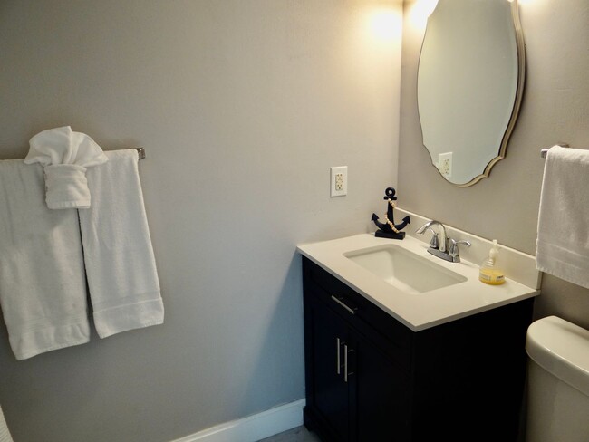 Building Photo - Updated and Modern 2 Bed/2 Bath End Unit i...