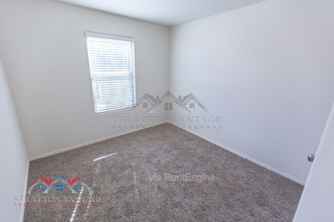 Building Photo - 5926 E Oasis Blvd