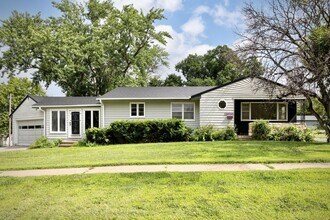 Building Photo - Beautiful 3-Bed, 2-Bath Home in West Omaha!