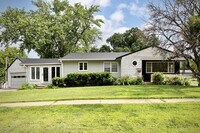 Building Photo - Beautiful 3-Bed, 2-Bath Home in West Omaha!