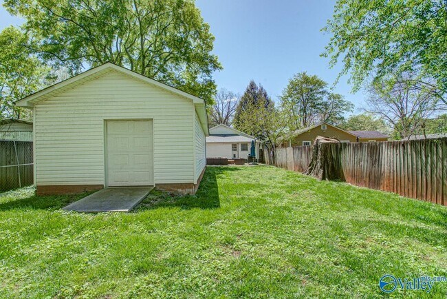 Building Photo - 1605 McCullough Ave NE