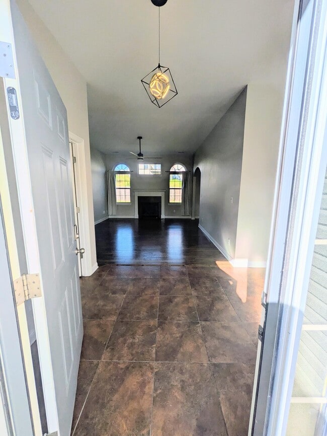Building Photo - 2601 Quartz Ln