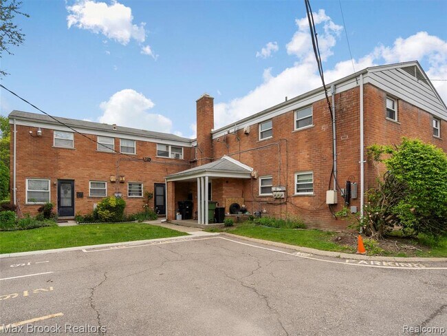 Building Photo - 2717 W 13 Mile Rd