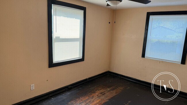 Building Photo - 1129 Darwin St