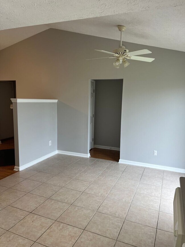 Building Photo - Charming Home with 2 car garage in Great Neighborhood