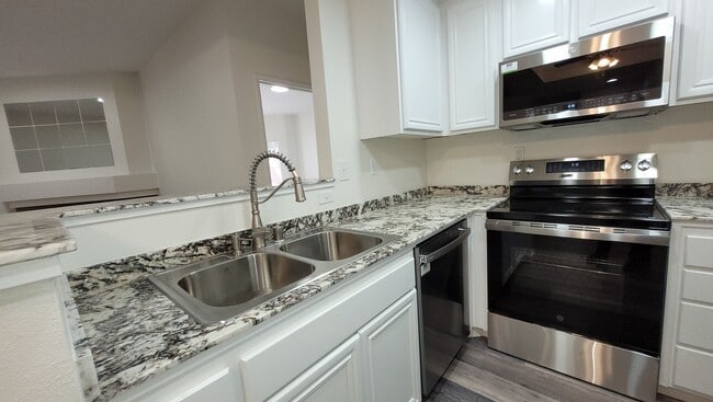 Building Photo - River Colony townhome - centrally located